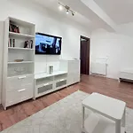 Olive I At Groundfloor With Balcony * בוקרשט