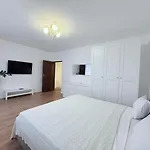 Olive I At Groundfloor With Balcony *