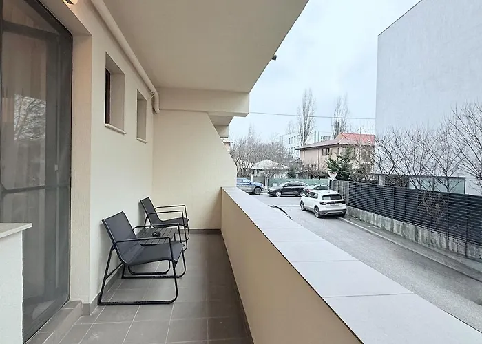 Olive I At Groundfloor With Balcony Apartment *