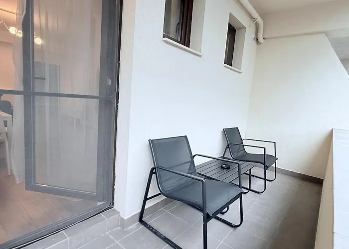 Olive I At Groundfloor With Balcony Apartment