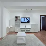 Olive I At Groundfloor With Balcony Daire Bükreş