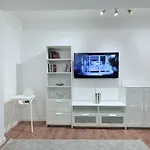 Daire Olive I At Groundfloor With Balcony Bükreş