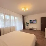 Olive I At Groundfloor With Balcony Daire Bükreş